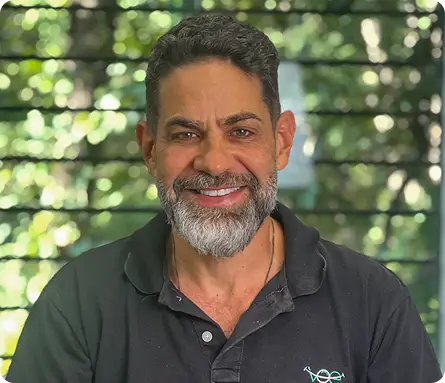 Dr. Carlos Valladão, dentista na clínica Odonto Voe em Vespasiano, com atuação em ortodontia fixa e móvel.