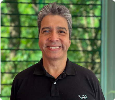 Dr. Farley Rodrigo Braga Santos, dentista da Odonto Voe em Vespasiano, com expertise em tratamentos periodontais e saúde gengival.