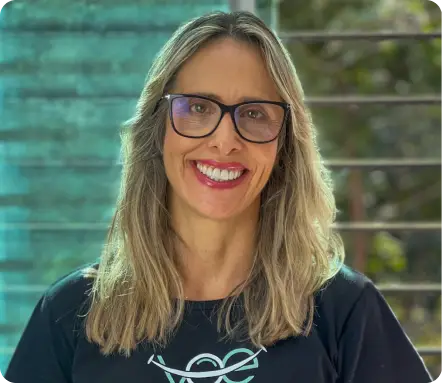 Dra. Larissa Peluso, dentista da Odonto Voe em Vespasiano, especialista em odontologia estética e reabilitação oral.