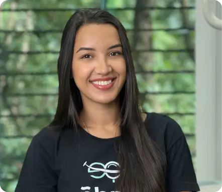 Fabíola, integrante da equipe da clínica odontológica Odonto Voe em Vespasiano, dedicada ao acolhimento e suporte ao paciente.