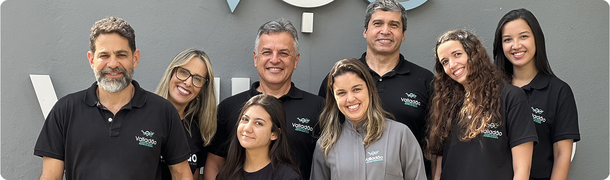 Equipe de dentistas especialistas da clínica Odonto Voe em Vespasiano, referência em odontologia estética, implantes e tratamentos avançados.