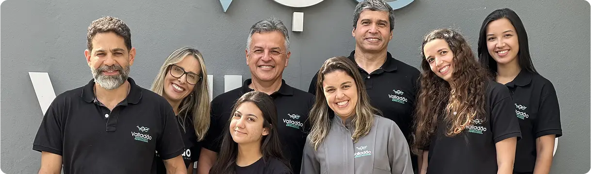 Equipe de dentistas especialistas da clínica Odonto Voe em Vespasiano, referência em odontologia estética, implantes e tratamentos avançados.